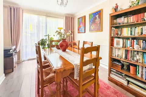3 bedroom semi-detached house for sale, Shendish Edge, Hemel Hempstead, HP3