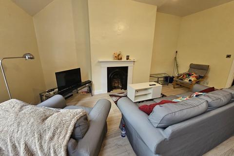4 bedroom flat to rent, Moorland Road, Leeds LS6