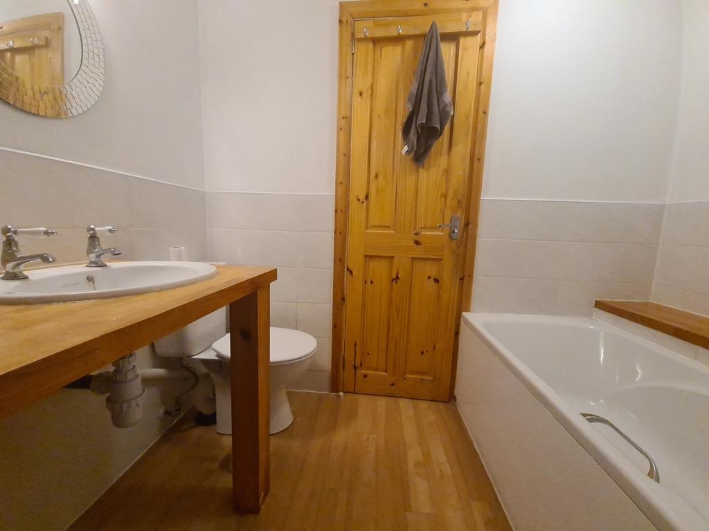 A bright and clean bathroom with a modern desig...