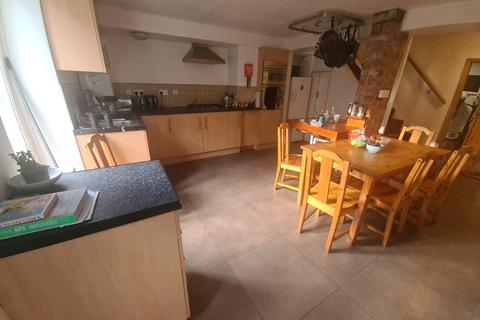 4 bedroom house to rent, Victoria Road, Leeds LS6