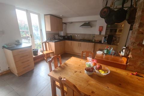 4 bedroom house to rent, Victoria Road, Leeds LS6