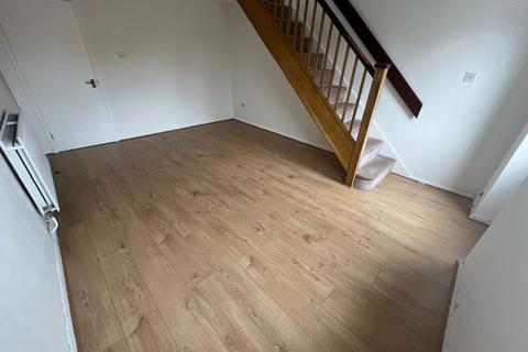 2 bedroom end of terrace house to rent, Teal Close, Bristol