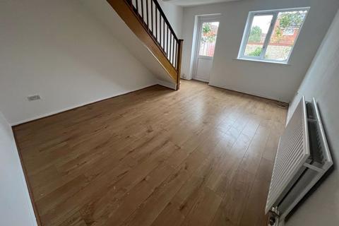 2 bedroom end of terrace house to rent, Teal Close, Bristol