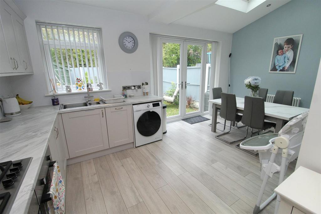 &#39;L&#39; shaped Kitchen/Dining Room