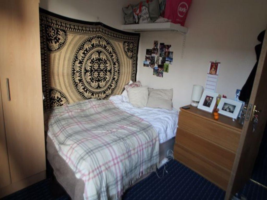 A bright and comfortable double bedroom featuri...