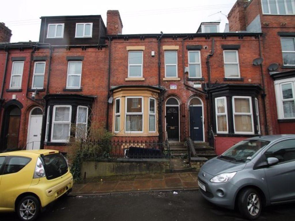 A charming traditional terraced house with a we...
