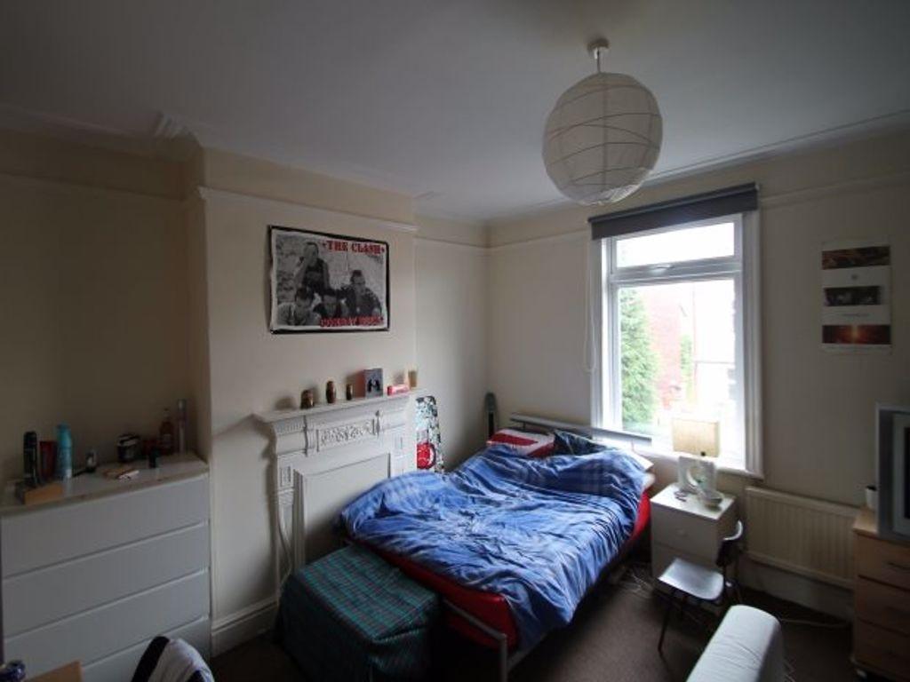 A cozy bedroom featuring a comfortable double b...