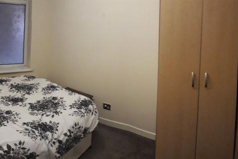 3 bedroom semi-detached house to rent, Dickenson Road, Manchester
