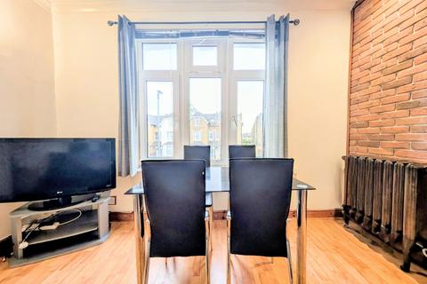 2 bedroom apartment for sale, Queens Road, London