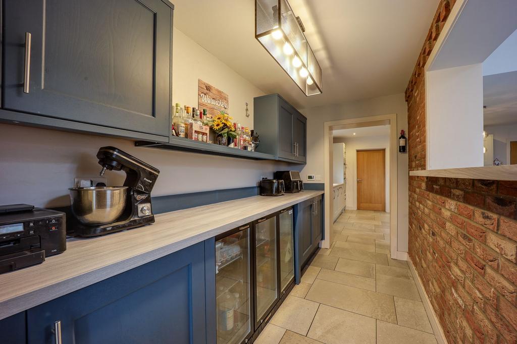 Bar/Additional Prep Area