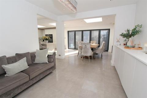 19 Downside Road, Sutton, SM2 5HR