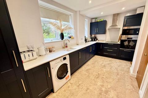 6 Cliff Gardens, Halifax, HX2 7DE