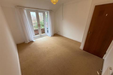 2 bedroom flat to rent, West Street, Yarm, TS15 9SQ