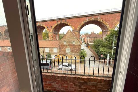 2 bedroom flat to rent, West Street, Yarm, TS15 9SQ