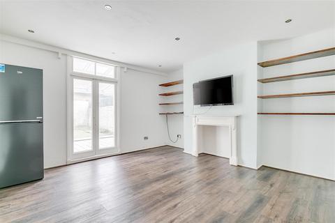 2 bedroom flat to rent, Fulham Palace Road, London