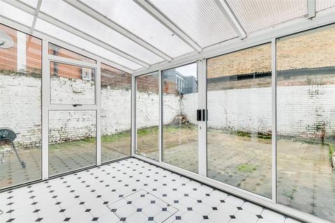 2 bedroom flat to rent, Fulham Palace Road, London