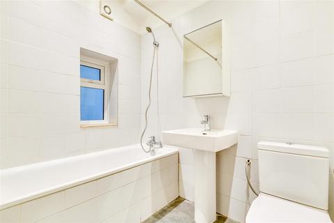 2 bedroom flat to rent, Fulham Palace Road, London