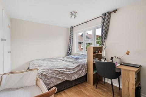 18 Clementine Close, London, W13 9UB