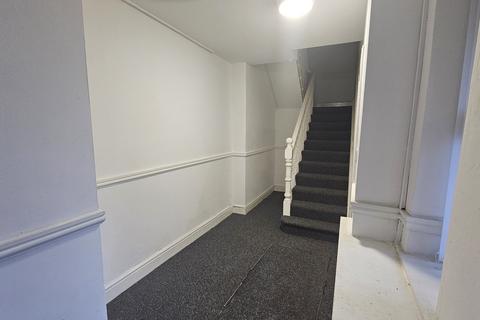 3 bedroom flat to rent, Queens Road, Birkenhead,