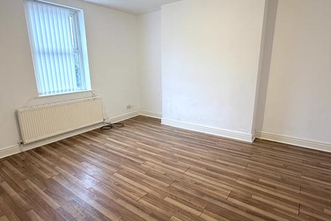 3 bedroom flat to rent, Queens Road, Birkenhead,