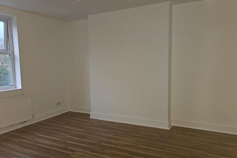 3 bedroom flat to rent, Queens Road, Birkenhead,