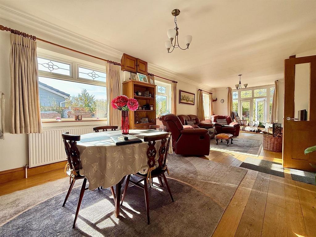 Lounge/Dining Room