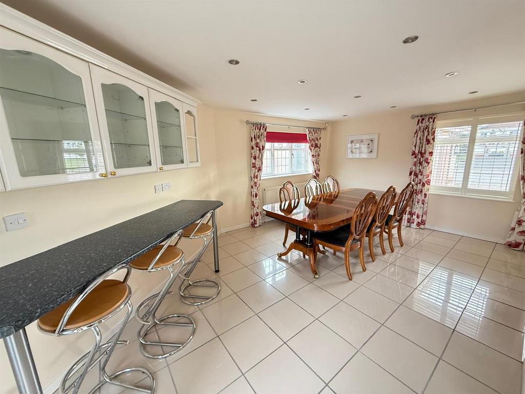 Living/dining area