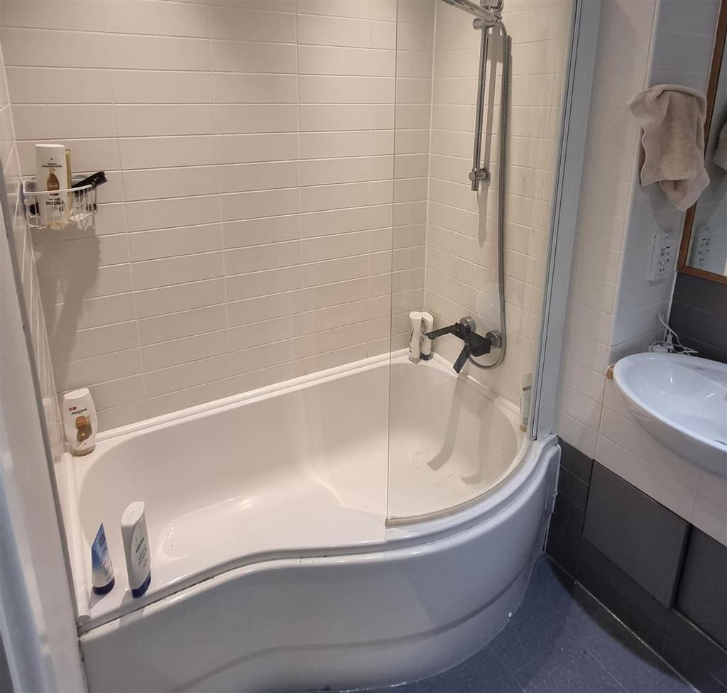 Bathroom 1.jpg