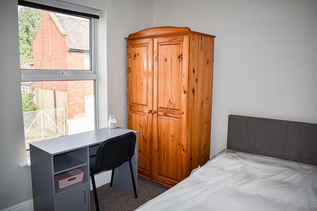 39 Drake - Bedroom(2).jpg