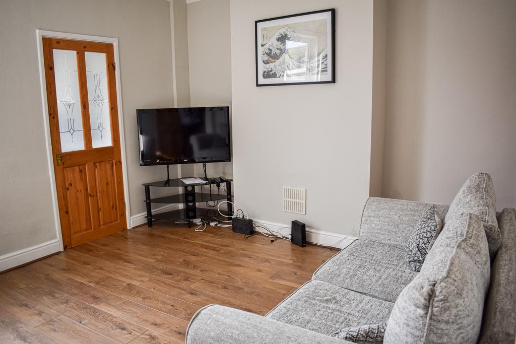 39 Drake - Living Room(!).jpg