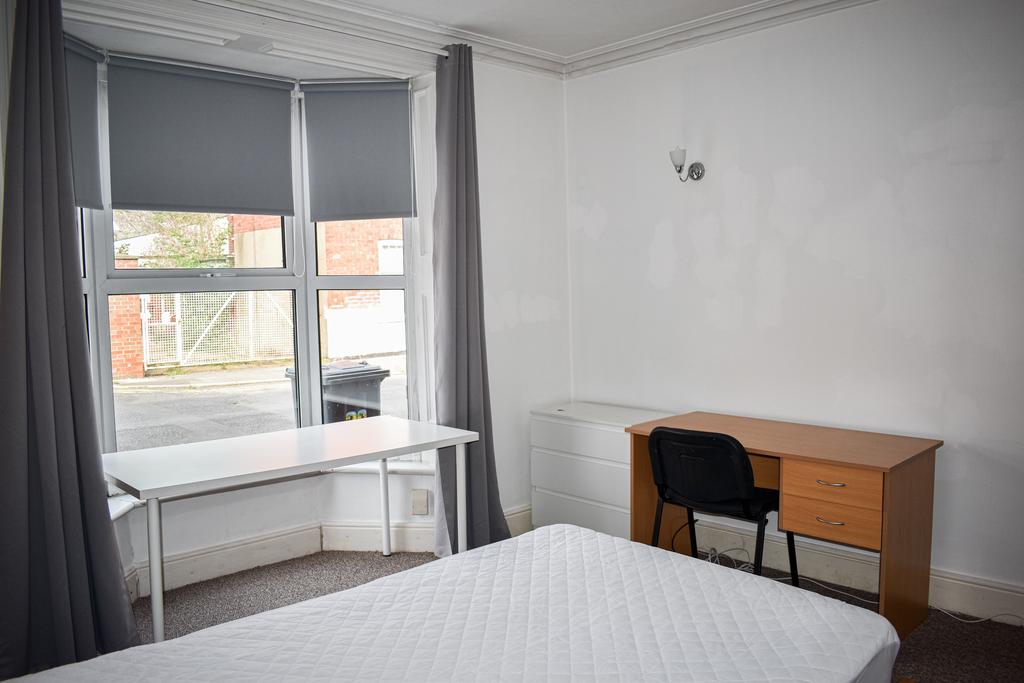 39 Drake - Bedroom2.jpg