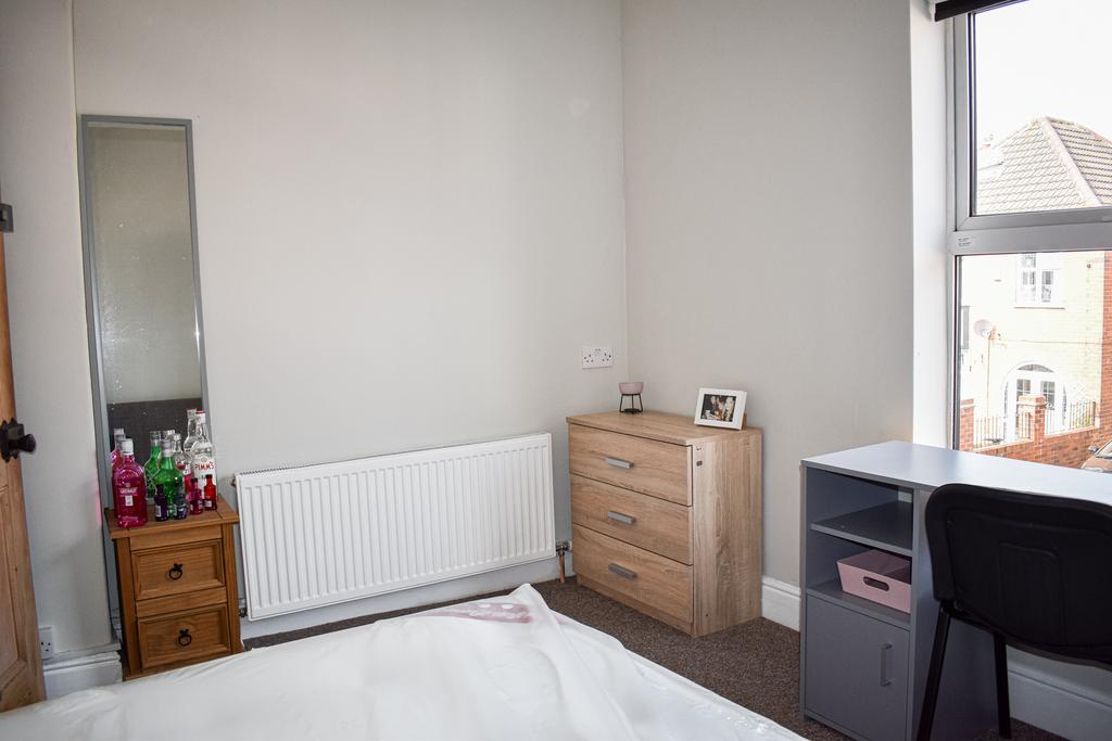 39 Drake - Bedroom(1).jpg