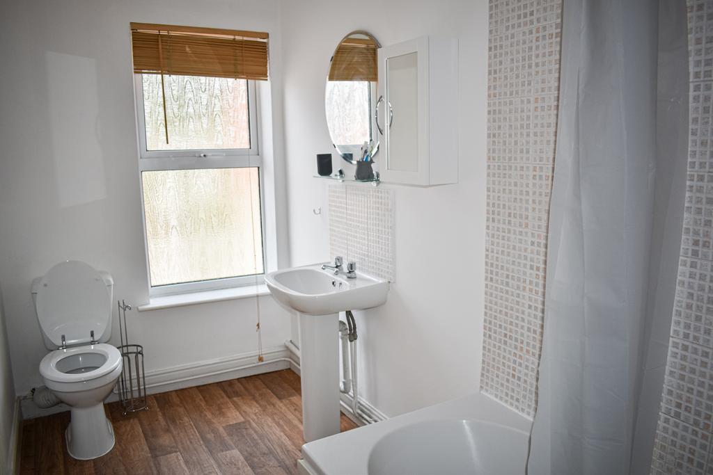 39 Drake Street - Bathroom(1).jpg