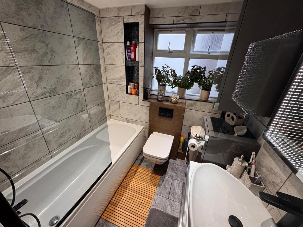 Bathroom 4.jpg