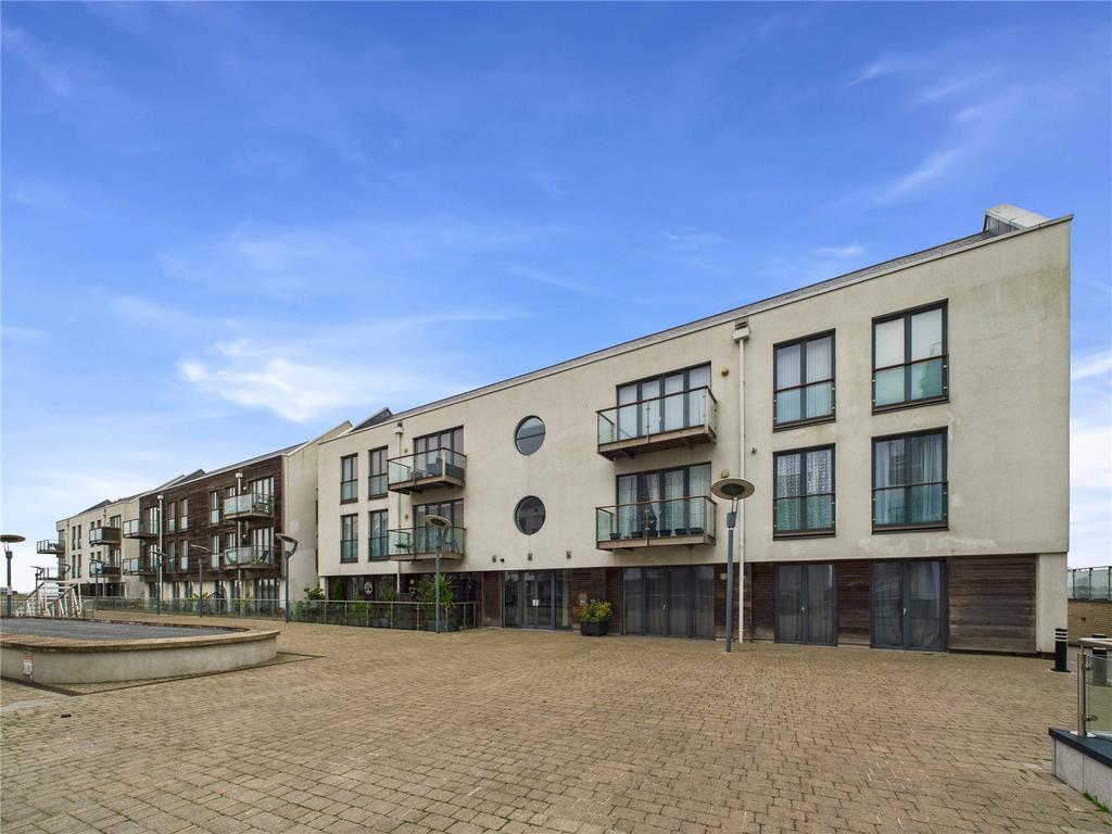 The Colne, Waterside Marina... 2 bed apartment - £1,250 pcm (£288 pw)