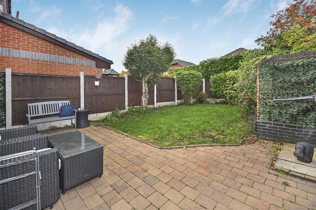 14 Clough House Drive Garden (2).jpg