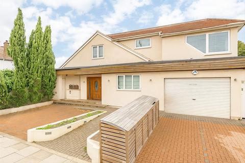 Creighton Avenue, London N2