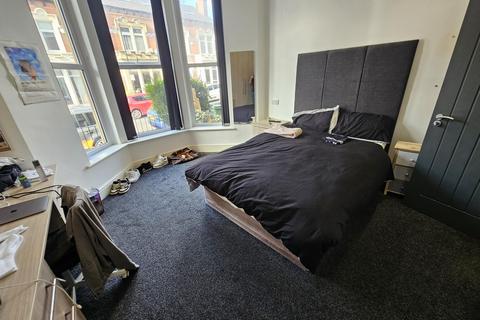 4 bedroom flat to rent, Regent Park Avenue, Leeds