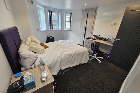 4 bedroom flat to rent, Regent Park Avenue, Leeds
