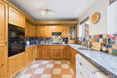 3 bedroom terraced house for sale, Evenlode Close, Aylesbury HP21