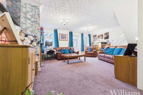 3 bedroom terraced house for sale, Evenlode Close, Aylesbury HP21