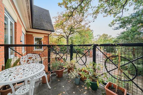 undefined, Old Avenue, Weybridge, KT13