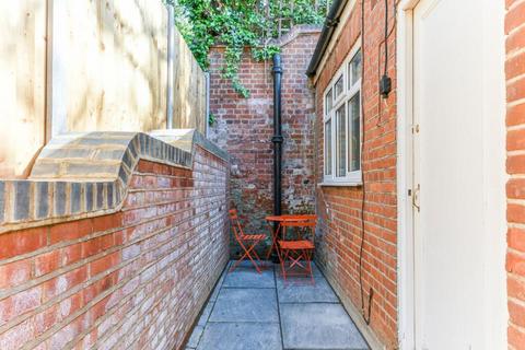 Studio to rent, Langland Gardens, Hampstead, NW3