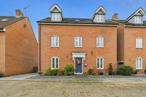 5 bedroom detached house for sale, Tortoiseshell Road, Aylesbury HP19