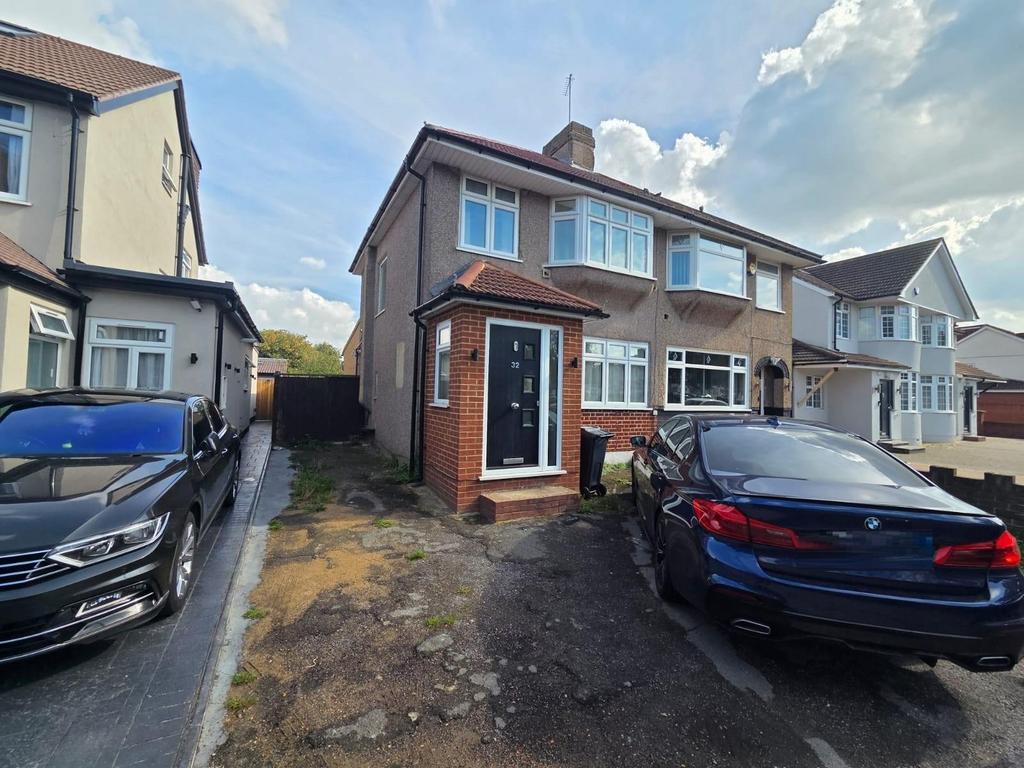 3 bed semi-detached house to rent Oxford Avenue,