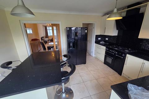 3 bedroom semi-detached house to rent, Oxford Avenue, Harlington, UB3