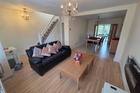 3 bedroom semi-detached house to rent, Oxford Avenue, Harlington, UB3