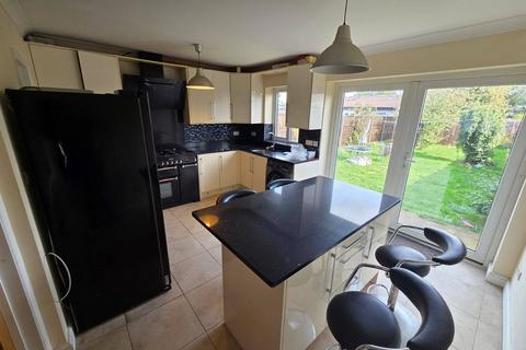 3 bedroom semi-detached house to rent, Oxford Avenue, Harlington, UB3