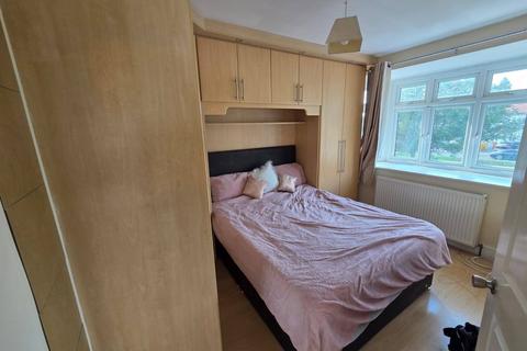 3 bedroom semi-detached house to rent, Oxford Avenue, Harlington, UB3