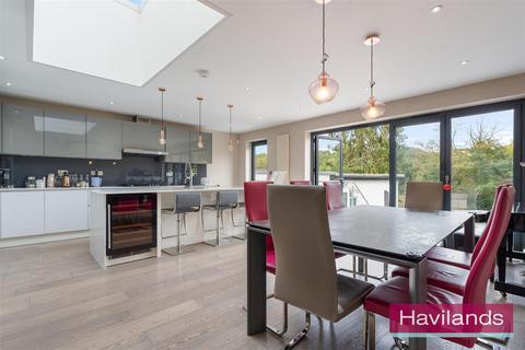 4 bedroom semi-detached house for sale, Park View, London